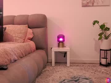 girl
        nina_mon cam image #6728620