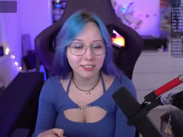 girl
        blue_mooncat cam image #4737235
