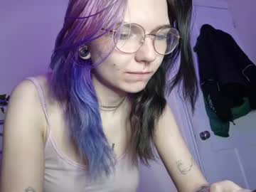 girl
        lizzyylovesick cam image #4299007