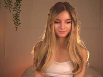 girl
        my_little_pollly cam image #6646139