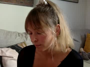 girl
        lunarosestone cam image #2612244