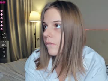 girl
        erline_may cam image #3737000