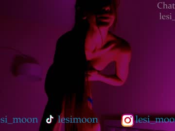 girl
        lesi_moon cam image #3469215