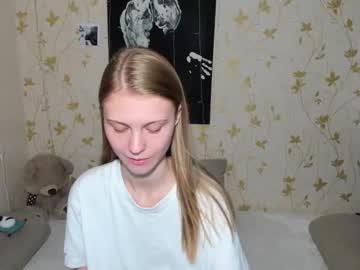 girl
        phoebepaw cam image #4504039