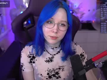 girl
        blue_mooncat cam image #5309567