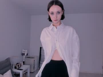 girl
        lauratanguy cam image #5051268