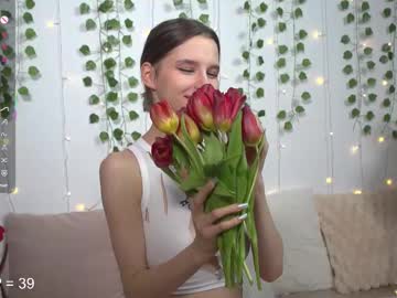 girl
        happynewdear cam image #6313160