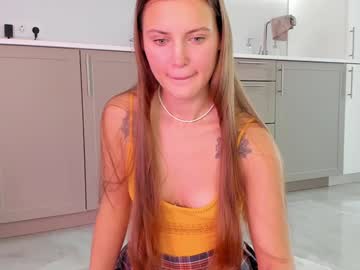 girl
        lizzy_peach cam image #5448755