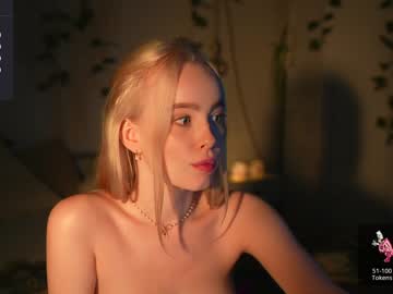 girl
        mother__of__dragons cam image #2740618