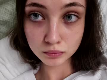 girl
        lauratanguy cam image #5837623