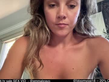 girl
        bloomyogi cam image #4709422