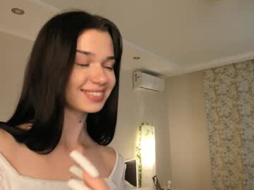 girl
        loisbrow cam image #5539346