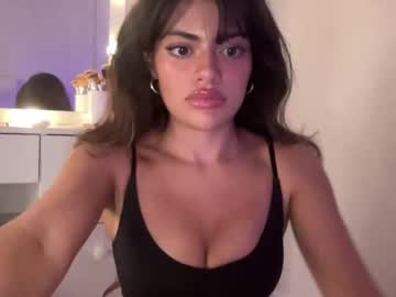 girl
        poutyselena cam image #4336774
