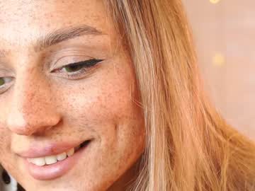 girl
        artease cam image #5530129