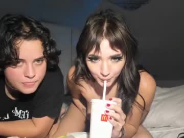 couple
        twogirls1strap cam image #2807996