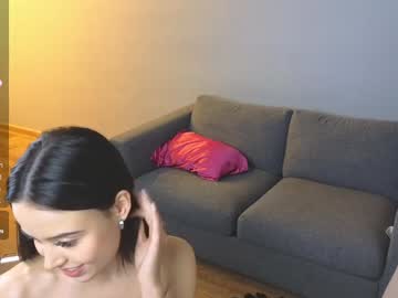 girl
        poppypaws cam image #5881220