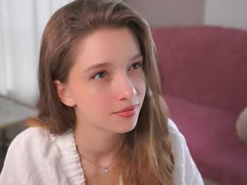 girl
        little_poetry cam image #6351622