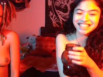 girl
        skii_yee cam image #3241081