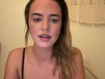 girl
        brookechance cam image #2835978