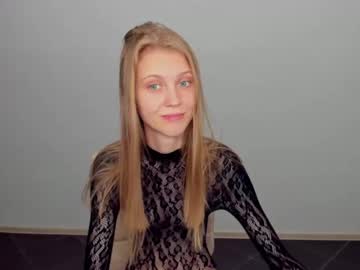 girl
        phoebepaw cam image #4670430
