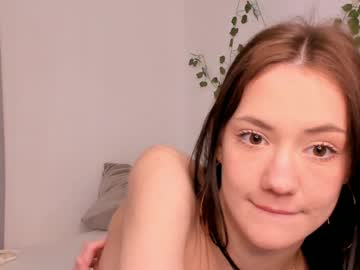 girl
        mary_lepson cam image #5459037