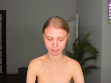 girl
        phoebepaw cam image #4949288