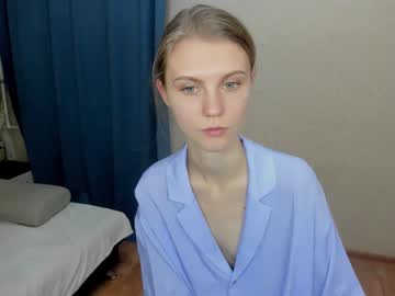 girl
        phoebepaw cam image #3256564