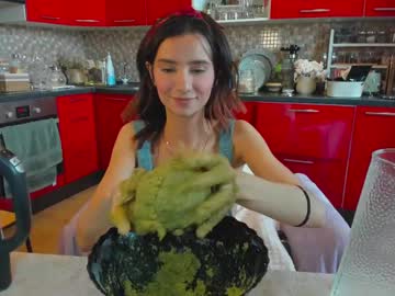 girl
        crystalnut cam image #6829107