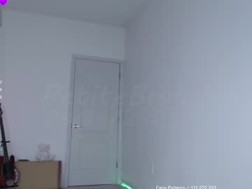 girl
        petitebrat cam image #6552984