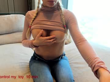 girl
        carolinaherera cam image #6851800