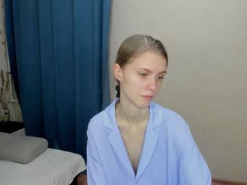 girl
        phoebepaw cam image #3256349