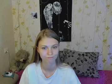 girl
        phoebepaw cam image #4210225