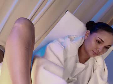 girl
        hollyextra cam image #6089542