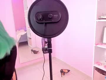 girl
        little_effy18_ cam image #6520886