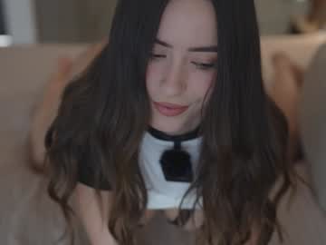 girl
        emyii cam image #6332510