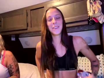 girl
        ittybaby321 cam image #4897229