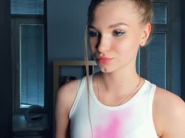 girl
        paradise_for_two cam image #4664101