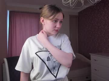 girl
        rowenacarrington cam image #4339350