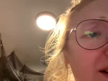 girl
        rosebuds18 cam image #457059