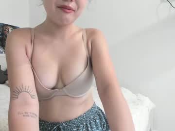 girl
        lilyrouzi cam image #4922015