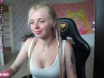 girl
        holydumplings cam image #2149010