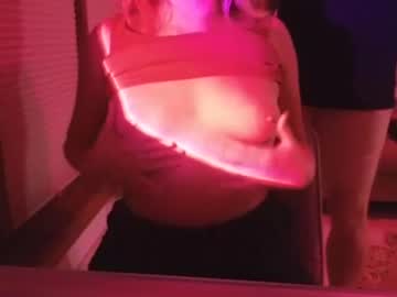 couple
        snowbunnyass cam image #1521809