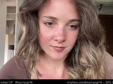 girl
        bloomyogi cam image #3903302