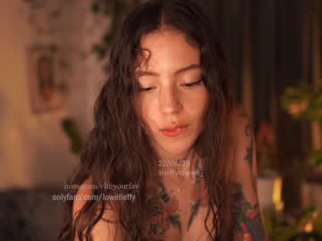 girl
        effylowell_ cam image #1809048