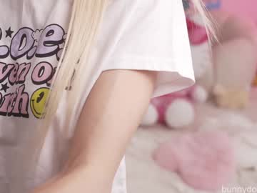 girl
        bunnydollstella cam image #6583742