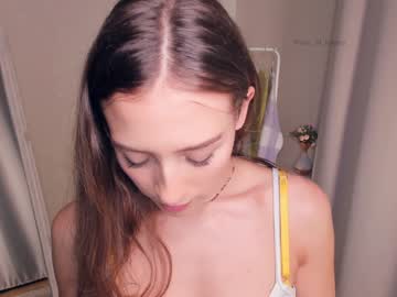 girl
        wave_of_happy_ cam image #3742353