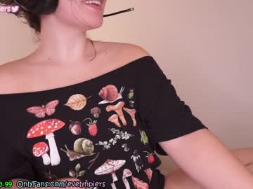 girl
        evelynpiers cam image #1736362
