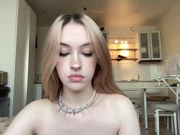 girl
        milky__coffee cam image #5040705