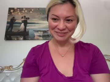 girl
        kiradivine cam image #4498480