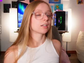 girl
        emmasky69 cam image #5604132